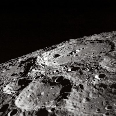 Filtro de Kalman para navegación lunar con detección de cráteres