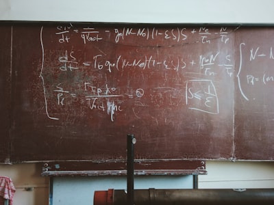 Descubriendo la física de sistemas complejos con derivadas temporales