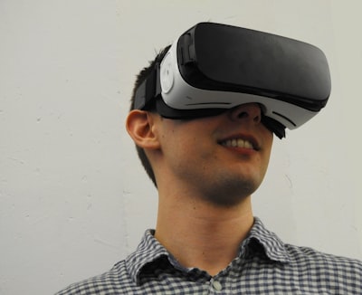 ¿Es compatible el avatar virtual para la empresa con modelos de trabajo remoto o híbridos?