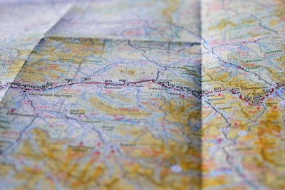 Navegación autónoma con mapas aprendidos por tareas