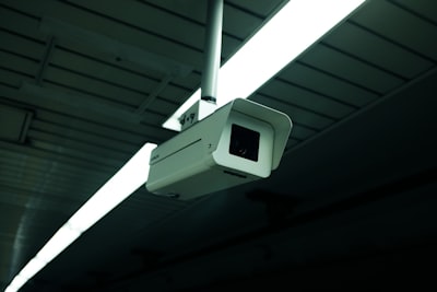 Método sin entrenamiento para detectar anomalías en video industrial