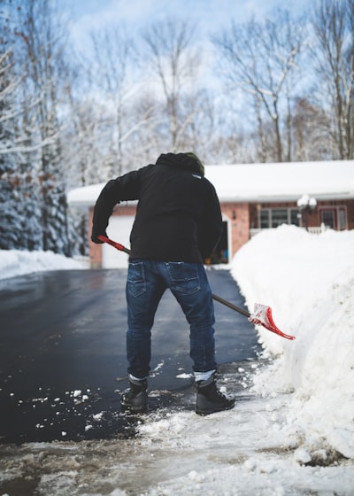 Quitar nieve sin dañar la espalda