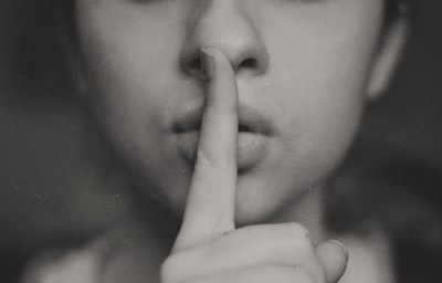 Momentos 'Ajá' falsos: Pasos de pensamiento verdaderos y decorativos en la cadena de pensamiento