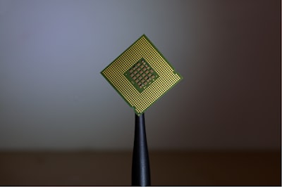Orquestación de políticas para inferencia estable de LLM en CPU