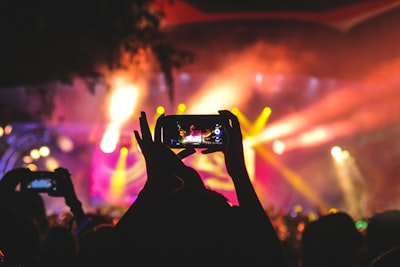 Conciertos secretos sin pantallas: la nueva táctica de hype offline