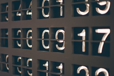 Funciones booleanas monótonas aprendibles en tiempo polinomial
