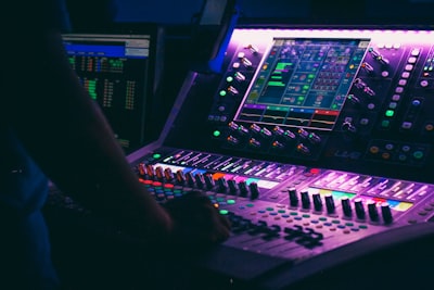 Recuperación de audio universal con instrucciones y razonamiento