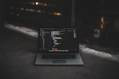 ¿Es posible conectar sitios web personalizados a bases de datos o APIs?
