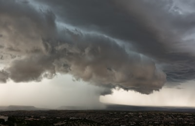 Cómo los grafos de proximidad potencian las GNN en predicción ambiental