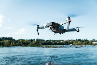 FCC ataca empresas fachada de DJI con prohibición
