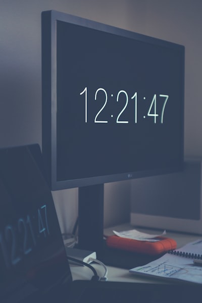 Aprendizaje offline para planificación multiusuario con retardo