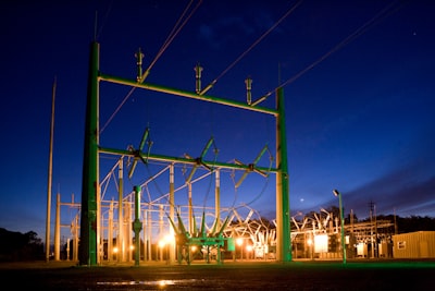 Atención estocástica con dinámica de Langevin en la energía moderna de Hopfield