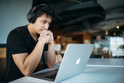 Portal estudiantil con IA: calificaciones y tutoriales