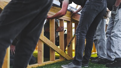 Lanzamiento de GPT-5 y $100 millones en Guerras de Talento: Estrategia de IA para Constructores