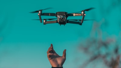 Aprendizaje por refuerzo y gemelos digitales para el control de drones