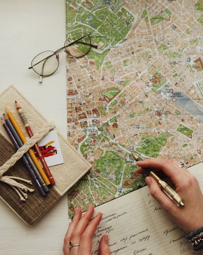 Evaluación multidimensional de agentes de viajes con LLMs