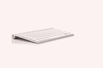 Incluye teclado retroiluminado, ratón y soporte para smartphone