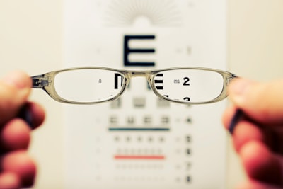 Ofqual alerta sobre gafas y auriculares ocultos en exámenes