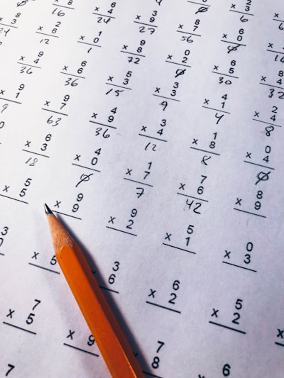 Comprender el razonamiento matemático en tablas con modelos de lenguaje grandes