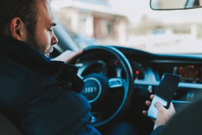 Protecciones en asistentes conversacionales para coches