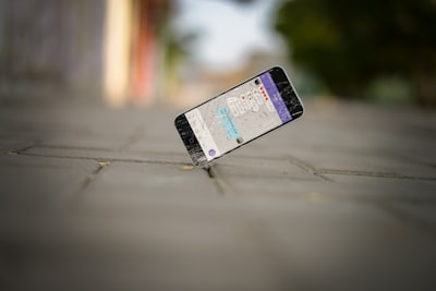 ¿Incluye la app móvil paneles de control o informes?