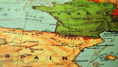 Políticas Bilevel con Modelos Simbólicos para Planificación a Largo Plazo