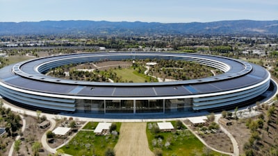 Las grandes empresas tecnológicas aceleran la inversión en IA y los reguladores se centran en la seguridad.