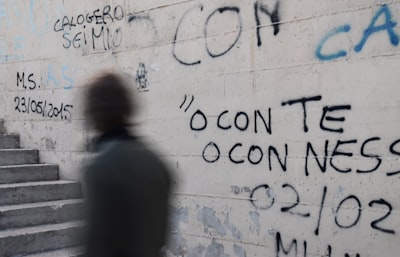 Pensamiento Conforme: Control de Riesgos en Razonamiento con Presupuesto de Cómputo