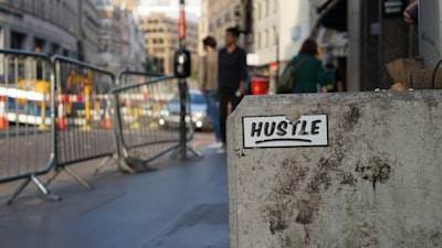 ¿Trabajo de 9 a 5 o trabajo adicional? Decisión equivocada
