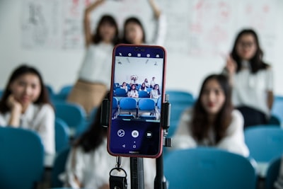 Exploración de la IA centrada en el ser humano y dispositivos educativos