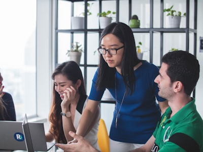 ¿Impacto del software personalizado en la centralización de procesos en la colaboración del equipo?