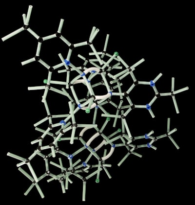Optimización combinatoria neuronal de grafos para la predicción de estructuras cristalinas