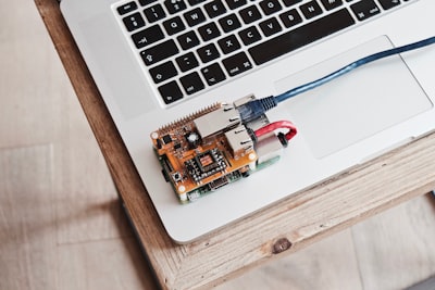 Laptop DIY con temática Alien hecha con Raspberry Pi
