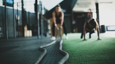 Aceleración sin entrenamiento: generación con identidad preservada en pocos pasos