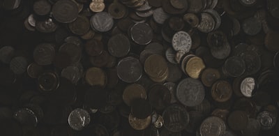 Inferencia eficiente con selección de tokens entrelazada