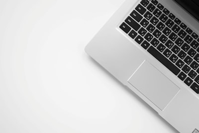 Problemas en panel háptico y pantalla retrasan el Laptop 13 Pro