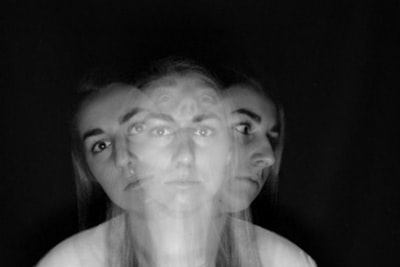Mitigando alucinaciones con razonamiento recurrente en modelos de visión y lenguaje