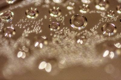Descubriendo los secretos de las gotas autopropulsivas: IA y Liquid Automata