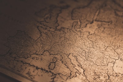 Ataques semánticos en mapas en línea: descubrimiento sistemático con difusión condicional