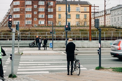 Evaluación de Agentes de Planificación de Rutas en Escenarios de Movilidad del Mundo Real
