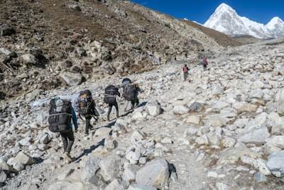 Excursión al campamento base del Everest: Ruta icónica de montaña.