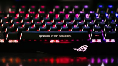 Teclado inalámbrico óptico Asus para juegos baja a $120 (33% de descuento)