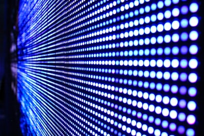 Ahorra 50% en paneles LED y estante inteligente