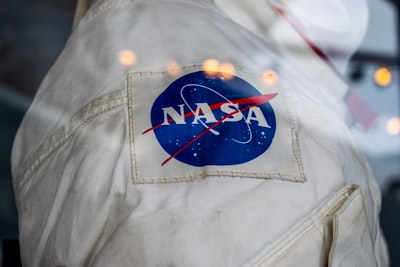 Los trajes espaciales para la Luna podrían no estar listos, advierte inspector de la NASA