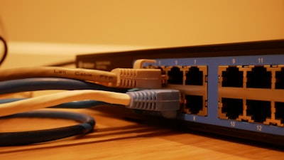 Ocho puertos PoE extra para cámaras y extensores Wi-Fi