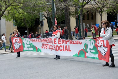 Destreza extrínseca emergente en desorden con aprendizaje de políticas dinámicas