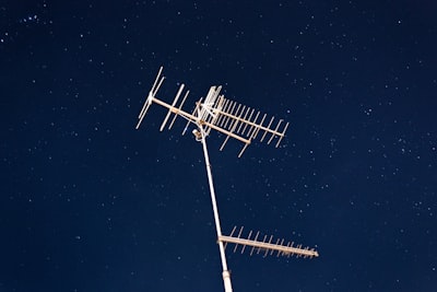 Posicionamiento de haz con DRL y mínimos cuadrados ponderados