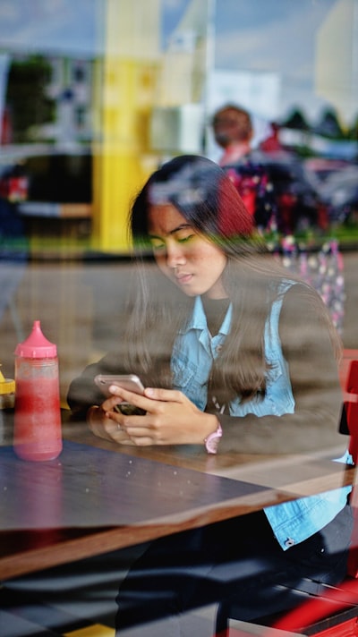 12 Factores de Influencia en la Toma de Decisiones del Consumidor en Productos Digitales
