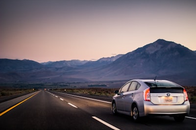 Prius híbrido vs enchufable: ¿cuál es mejor para carretera?
