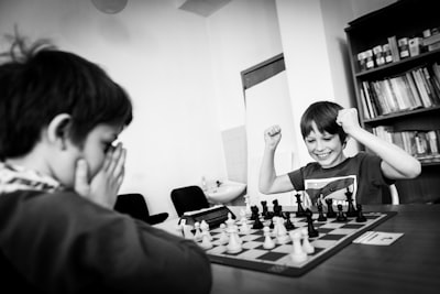 Aprendizaje de razonamiento robuato con autojuego adversarial